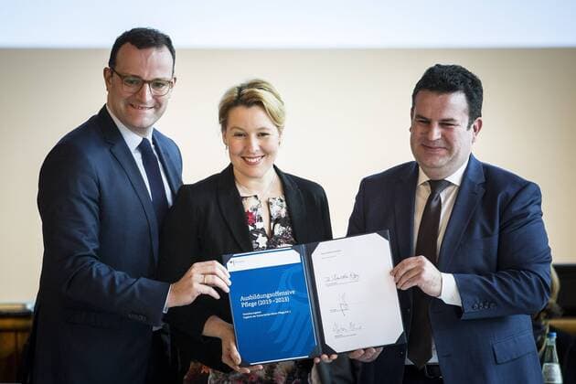 News Themen der Woche KW05 News Bilder des Tages Bundesfamilienministerin Franziska Giffey (M), SPD, Bundesgesundheitsminister Jens Spahn (L), CDU, und Bundesarbeitsminister Hubertus Heil (R), SPD, aufgenommen im Rahmen der Zweiten Sitzung des Dachgremiums Konzertierte Aktion Pflege in Berlin, 28.01.2019. Berlin Germany *** Federal Family Minister Franziska Giffey M SPD Federal Health Minister Jens Spahn L CDU and Federal Labour Minister Hubertus Heil R SPD admitted at the second meeting of the umbrella committee Concerted Nursing Campaign in Berlin 28 01 2019 Berlin Germany Copyright: xFlorianxGaertner photothek.netx