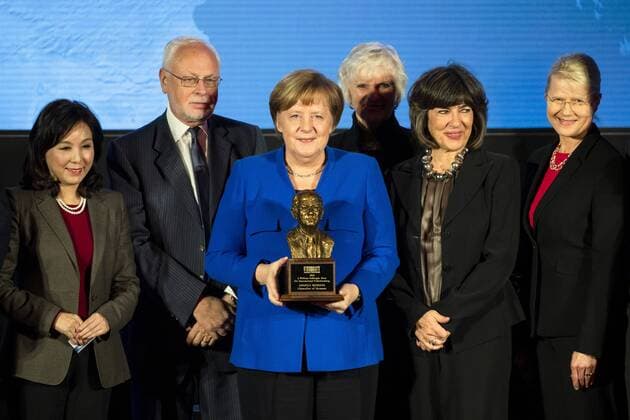 News Themen der Woche KW05 News Bilder des Tages January 28, 2019 - Berlin, Germany - German Chancellor Angela Merkel (C) poses for a picture holding the Fulbright Prize for International Understanding at the end of the awarding ceremony in Berlin, Germany on January 28, 2019. Berlin Germany  - ZUMAn230 20190128_zaa_n230_398 Copyright: xEmmanuelexContinix