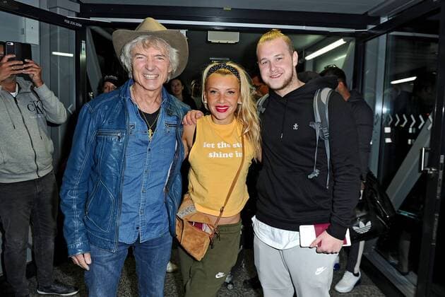 Entertainment Themen der Woche Entertainment Bilder des Tages RTL - Dschungelcamp 2019. Peter Orloff , Evelyn Burdecki und Felix van Deventer anläßlich der Ankunft der Kandidaten der RTL - Sendung Ich bin ein Star - holt mich hier raus vom Dschungel-Camp 2019 am 29.01.2019 auf dem Flughafen Frankfurt Main. 20190129MWI353 *** RTL Dschungelcamp 2019 Peter Orloff Evelyn Burdecki and Felix van Deventer on the occasion of the arrival of the candidates of the RTL show Ich bin ein Start get me out of the jungle camp 2019 on 29 01 2019 at the airport Frankfurt Main 20190129MWI353