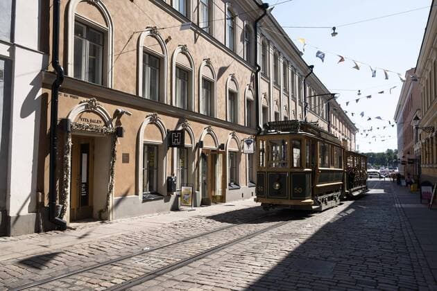 Straßenbahn fährt durch Häuserzeile, Helsinki, Finnland, Europa Copyright: imageBROKER/SonjaxJordan ibljor04824992.jpg