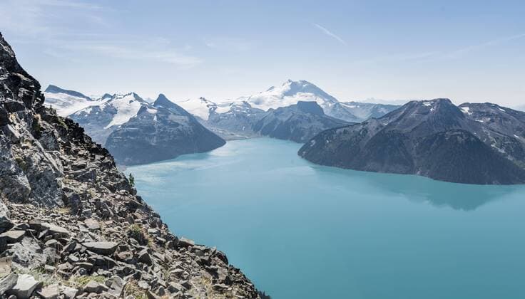 Türkiser Gletschersee Garibaldi Lake vor Bergkette mit Schnee und Gletscher, Mt Garibaldi, Garibaldi Provincial Park, British Columbia, Kanada, Nordamerika Copyright: imageBROKER/MoritzxWolf ibxmmw04824616.jpg