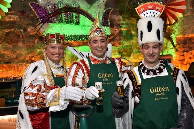 Entertainment Themen der Woche Entertainment Bilder des Tages Das Kölner Karneval Dreigestirn Jungfrau Catharina (Michael Everwand) Prinz Marc I. (Marc Michelske) und Bauer Markus (Markus Meyer) versucht sich am perfekt gezapften Kölsch, am 29.01.2019 in Köln *** The Cologne carnival triumvirate Virgo Catharina Michael Everwand Prince Marc I Marc Michelske and farmer Markus Meyer try their luck at the perfectly tapped Kölsch on 29 01 2019 in Cologne