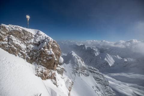 Ausflug am 29. Januar 2019 auf die Zugspitze. Das Gipfelkreuz der Zugspitze. Ausflug auf die Zugspitze