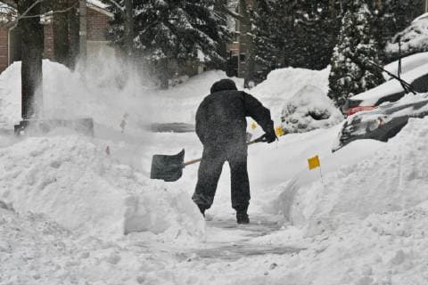 January 29, 2019 - Toronto, Ontario, Canada - Residents dig themselves out after a massive snowstorm hit Toronto, Ontario, Canada, on January 28, 2019. The storm dropped between 15-25 centimeters of snow across the Greater Toronto Area and broke the record for snowfall amount set in January 2009, with more than 22cm falling before midnight yesterday. Toronto Canada  - ZUMAn230 20190129_zaa_n230_497 Copyright: xCreativexTouchxImagingxLtdx