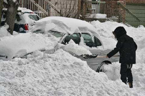 January 29, 2019 - Toronto, Ontario, Canada - Residents dig themselves out after a massive snowstorm hit Toronto, Ontario, Canada, on January 28, 2019. The storm dropped between 15-25 centimeters of snow across the Greater Toronto Area and broke the record for snowfall amount set in January 2009, with more than 22cm falling before midnight yesterday. Toronto Canada  - ZUMAn230 20190129_zaa_n230_505 Copyright: xCreativexTouchxImagingxLtdx