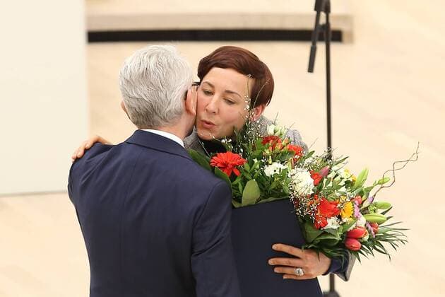 Entertainment Themen der Woche Entertainment Bilder des Tages Mike Bischoff (SPD) gratuliert Schriftstellerin Juli Zeh nach ihrer Vereidigung zur Richterin am Landesverfassungsgericht im Brandenburger Landtag in Potsdam, 30. Januar 2019. Vereidigung von Juli Zeh als Verfassungsrichterin in Brandenburg *** Mike Bischoff SPD congratulates writer Juli Zeh after her swearing in as judge at the Constitutional Court of the State of Brandenburg in Potsdam 30 January 2019 Swearing in of Juli Zeh as constitutional judge in Brandenburg
