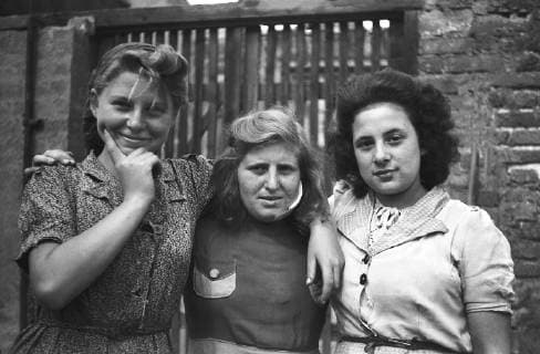 Drei Trümmerfrauen, 1949, Leipzig, Sachsen, DDR, Deutschland, Europa *** Three women in ruins 1949 Leipzig Saxony GDR Germany Europe Copyright: imageBROKER FotothekxMaixLeipzig ibljwp04823413.jpg