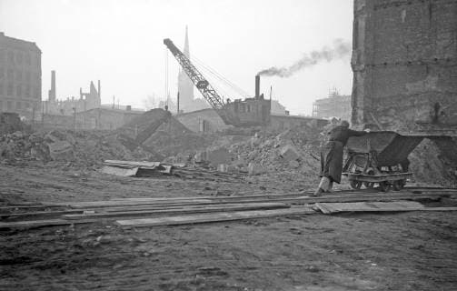 IMAGO History, Eckpunkte Deutscher Geschichte, Nachkriegszeit, Wiederaufbau und Trümmerfrauen Trümmerfrau, 1955, Leplaystraße, Leipzig, Sachsen, DDR, Deutschland, Europa *** Ruemmerfrau 1955 Leplaystraße Leipzig Saxony GDR Germany Europe Copyright: imageBROKER FotothekxMaixLeipzig ibljwp04826148.jpg