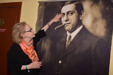 Ernst-Lubitsch-Preis Verleihung Nicola Lubitsch und einem PortraitBild ihres Vaters Ernst Lubitsch bei der Ernst-Lubitsch-Preis Verleihung vom Club der Filmjournalisten Berlin e.V. im Kino Babylon in Berlin am 30.01.2019