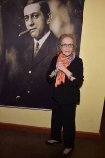 Ernst-Lubitsch-Preis Verleihung Nicola Lubitsch und einem PortraitBild ihres Vaters Ernst Lubitsch bei der Ernst-Lubitsch-Preis Verleihung vom Club der Filmjournalisten Berlin e.V. im Kino Babylon in Berlin am 30.01.2019