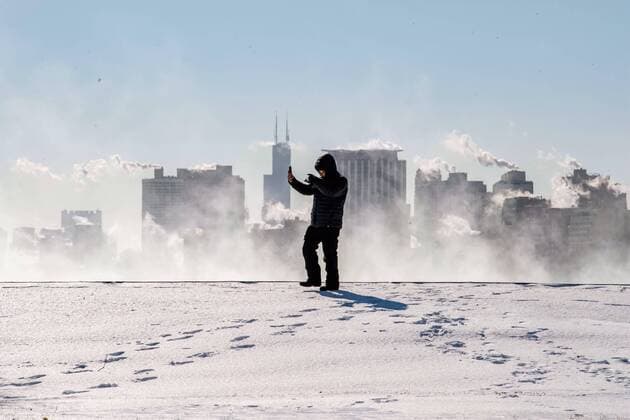 News Themen der Woche KW05 News Bilder des Tages (190130) -- CHICAGO, Jan. 30, 2019 -- A man takes a selfie video with the Chicago skyline in the background from Montrose Harbor in Chicago, the United States, on Jan. 30, 2019. Chicago s record for the coldest temperature was shattered on Wednesday as the polar vortex struck the biggest city in the U.S. Midwest, according to the National Weather Service (NWS). ) U.S.-CHICAGO-TEMPERATURE-COLDEST-RECORD-BREAKING PatrickxGorski 