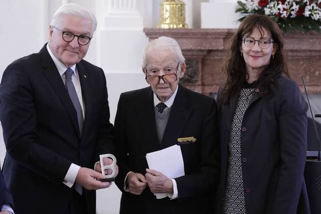News Themen der Woche KW05 News Bilder des Tages Bundespräsident Frank-Walter Steinmeier, Holocaust-Überlebenden Leon Schwarzbaum, Künstlerin Michele Deodat, Deutschland, Berlin, Schloss Bellevue, Übergabe der Statue-B des Internationalen Auschwitz Komitees an den Bundespräsidenten, 31.01.2019 *** Federal President Frank Walter Steinmeier Holocaust Survivor Leon Schwarzbaum Artist Michele Deodat Germany Berlin Schloss Bellevue Presentation of Statue B of the International Auschwitz Committee to the Federal President 31 01 2019