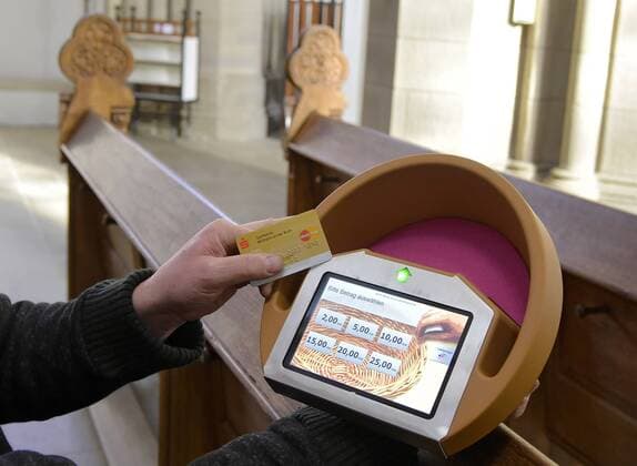 News Themen der Woche KW05 News Bilder des Tages Digitaler Kollektenkorb in der evangelischen Salvatorkirche in Duisburg am 31.01.19. In der Duisburger Salvatorkirche wird die digitale Kollekte getestet. Der Einsatz des mobilen digitalen Kollektenkorbs und des am Eingang fest installierten Spendenterminals ist der Auftakt zu einer Pilot-und Testphase, an der sich weitere Kirchengemeinden und auch der diesjaehrige Evangleische Kirchentag vom 19. bis 23. Juni 2019 in Dortmund beteiligen. Sowohl der digitale Kollektenkorb als auch das Spendenterminal sind nach Angaben der KD-Bank mit einem Display ausgestattet, das sechs verschiedene Betraege von zwei bis 25 Euro anbietet. Bezahlt wird mit einer Bank- oder Kreditkarte mit NFC-Technologie. Die Karte wird lediglich vor den Kollektenkorb gehalten - die Eingabe eines PIN ist nicht notwendig. Digitale Kollekte *** Digital collection basket in Copyright: epd-bild UdoxGottschalk EDITORIAL USE ONLY