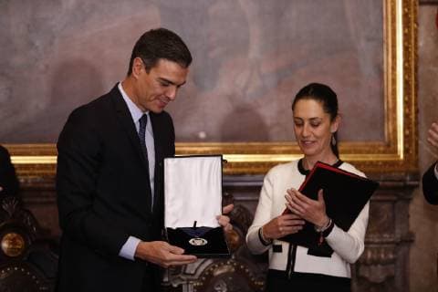 President of the Spanish Government Pedro Sanchez (L) receives the keys of the city from Mexico City s Mayoress Claudia Sheinbaum at the Government Palace, in Mexico City, Mexico, 31 January 2019. Pedro Sanchez receives the keys of the city as distinguished guest of Mexico City !ACHTUNG: NUR REDAKTIONELLE NUTZUNG!  Copyright: xJorgexNunezx AME6395 20190131-636845608457418215
