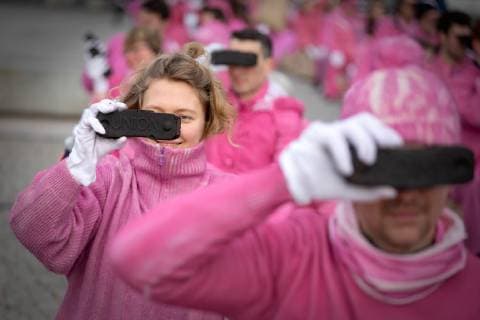 Greenpeace-Performance Aktivisten der Umweltschutzorganisation Greenpeace demonstrieren mit einer Performance vom Hauptbahnhof zum Kanzleramt in Berlin für einen sofortigen Ausstieg aus der Kohleförderung. Aktivisten ganz in Rosa protestieren mit Braunkohle. Berlin Berlin Deutschland *** Greenpeace Performance Activists of the environmental protection organisation Greenpeace demonstrate with a performance from the main station to the Chancellors Office in Berlin for an immediate withdrawal from coal mining Activists protest all in pink with brown coal Berlin Berlin Germany