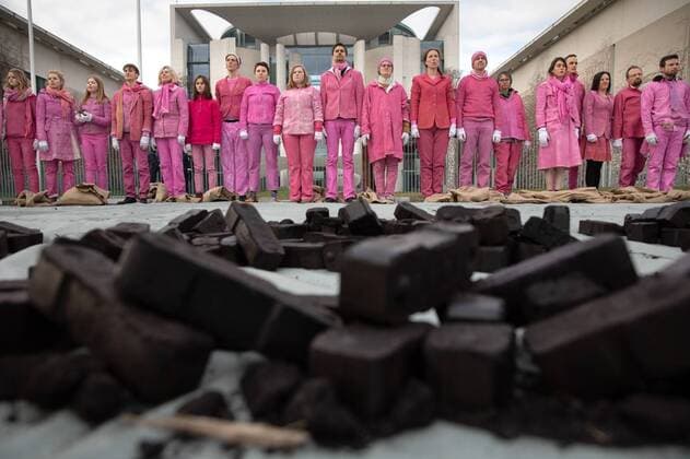 News Bilder des Tages Greenpeace-Performance Aktivisten der Umweltschutzorganisation Greenpeace demonstrieren mit einer Performance in Berlin für einen sofortigen Ausstieg aus der Kohleförderung. Aus Kohlebriketts bilden die Demonstranten vor dem Kanzleramt den Schriftzug: Raus aus der Kohle. Berlin Berlin Deutschland *** Greenpeace Performance With a performance in Berlin, activists of the environmental protection organization Greenpeace demonstrate for an immediate withdrawal from coal mining From coal briquettes, the demonstrators in front of the Chancellery form the lettering Raus aus der Kohle Berlin Berlin Deutschland .