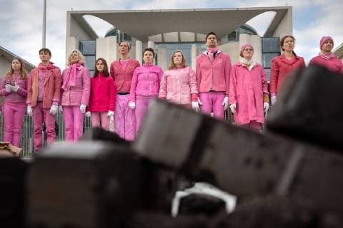 Greenpeace-Performance Aktivisten der Umweltschutzorganisation Greenpeace demonstrieren mit einer Performance in Berlin für einen sofortigen Ausstieg aus der Kohleförderung. Aus Kohlebriketts bilden die Demonstranten vor dem Kanzleramt den Schriftzug: Raus aus der Kohle. Berlin Berlin Deutschland *** Greenpeace Performance With a performance in Berlin, activists of the environmental protection organization Greenpeace demonstrate for an immediate withdrawal from coal mining From coal briquettes, the demonstrators in front of the Chancellery form the lettering Raus aus der Kohle Berlin Berlin Deutschland .