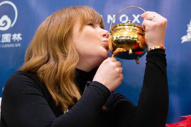 Entertainment Themen der Woche Entertainment Bilder des Tages Actress Bryce Dallas Howard kisses her pudding pot trophy at a press conference after being honored as the Harvard University Hasty Pudding Theatricals 2019 Woman of the Year at Harvard University in Cambridge, Massachusetts on January 31, 2019.  BOS201901311212 MATTHEWxHEALEY