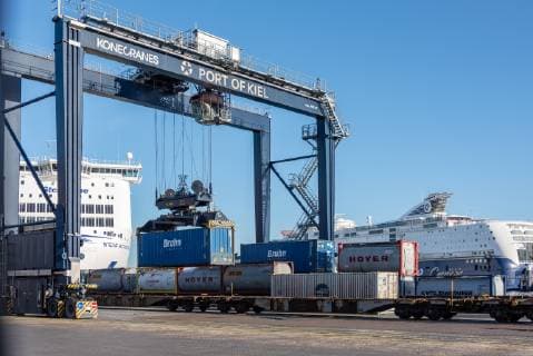 Auf dem Schwedenkai werden Container gelagert und mit Eisenbahn oder Föhre verschickt. Kiel Hafen Schleswig-Holstein Deutschland *** Containers are stored on the Schwedenkai and shipped by rail or pine Kiel Port of Schleswig Holstein Germany