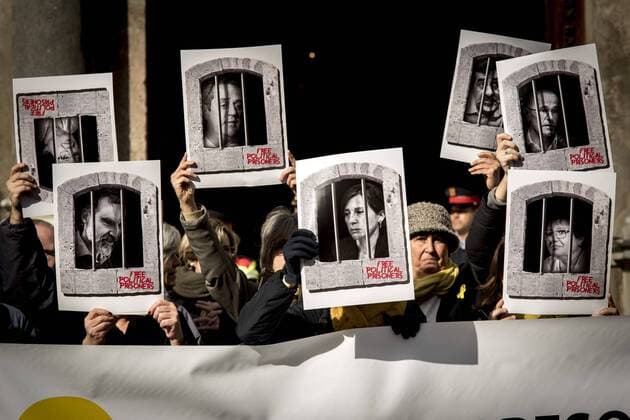 News Themen der Woche KW05 News Bilder des Tages Barcelona, Demonstration für Freilassung inhaftierter Unabhängigkeitsbefürworter February 1, 2019 - Barcelona, Catalonia, Spain - In Barcelona demonstrators hold banners of imprisoned Catalan leaders. This friday imprisoned Catalan separatist leaders are transferred from their current jails in Catalonia to others near Madrid (Soto del Real for the men, AlcaloÂ¡ Meco for the women) to attend the court during their trial. Barcelona Spain - ZUMAb137 20190201_zap_b137_009 Copyright: xJordixBoixareux