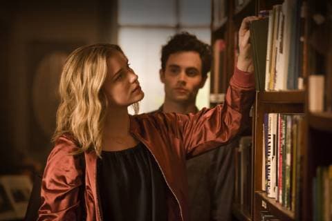 Penn Badgley, Elizabeth Lail, You (2018) Photo Credit: Netflix The Hollywood Archive Los Angeles CA 33761_022THA