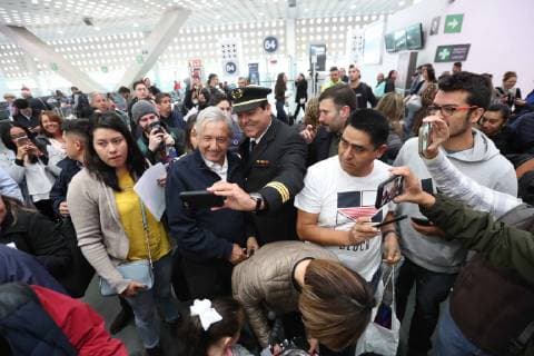 Mexiko, Präsident Obrador mit Linienflug unterwegs February 1, 2019 - EUM20190201NAC08.JPG.CIUDAD DE MEXICO, PresidencyPresidencia-AMLO.- El presidente Andres Manuel Lopez Obrador se toma fotos con ciudadanos en su llegada al Aeropuerto Internacional de la Ciudad de Mexico para abordar su vuelo hacia Tabasco, en donde pondra en marcha el programa Sembrando Vida . Foto: Agencia EL UNIVERSALAriel OjedaMAR.  - ZUMAu78_ 20190201_zaf_u78_011 Copyright: xElxUniversalx