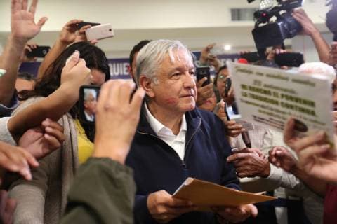Mexiko, Präsident Obrador mit Linienflug unterwegs February 1, 2019 - EUM20190201NAC10.JPG.VILLAHERMOSA, Tab., PresidencyPresidencia-AMLO.- 1 de febrero del 2019. El presidente Andres Manuel Lopez Obrador, es recibido por ciudadanos que le piden ayuda, en su llegada al Aeropuerto Internacional de Tabasco, estado en donde pondra en marcha el programa Sembrando Vidas . Foto: Agencia EL UNIVERSALAriel OjedaMAR.  - ZUMAu78_ 20190201_zaf_u78_017 Copyright: xElxUniversalx