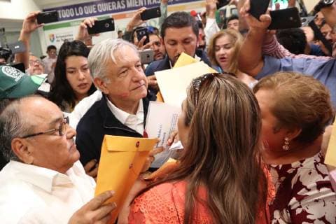 Mexiko, Präsident Obrador mit Linienflug unterwegs February 1, 2019 - EUM20190201NAC11.JPG.VILLAHERMOSA, Tab., PresidencyPresidencia-AMLO.- 1 de febrero del 2019. El presidente Andres Manuel Lopez Obrador, es recibido por ciudadanos que le piden ayuda, en su llegada al Aeropuerto Internacional de Tabasco, estado en donde pondra en marcha el programa Sembrando Vidas . Foto: Agencia EL UNIVERSALAriel OjedaMAR.  - ZUMAu78_ 20190201_zaf_u78_018 Copyright: xElxUniversalx