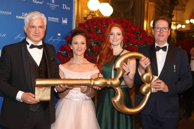 Entertainment Themen der Woche Entertainment Bilder des Tages Im Bild (v.l.n.r.): Ball-Chef Hans-Joachim Frey, Trixi Steiner, Barbara Meier, Peter Theiler Dresden - 14. SemperOpernBall: Faszination Dresden - Träume werden wahr *** In the picture from left to right Ball boss Hans Joachim Frey Trixi Steiner Barbara Meier Peter Theiler Dresden 14 SemperOpernBall Fascination Dresden Dreams come true