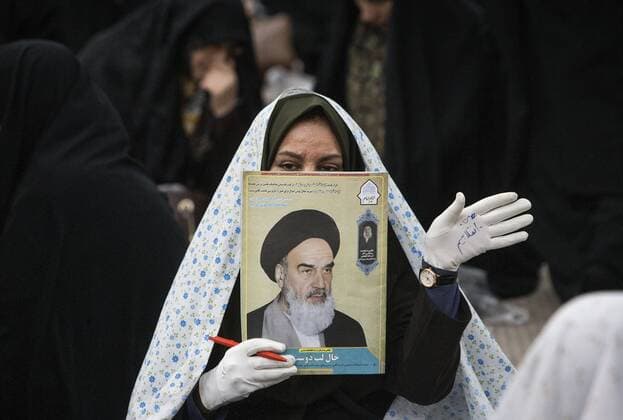 News Themen der Woche KW05 News Bilder des Tages Iran, Feierlichkeiten am 40. Jahrestag der islamischen Revolution (190201) -- TEHRAN, Feb. 1, 2019 -- An Iranian woman holds a poster of Ayatollah Ruhollah Khomeini during a ceremony marking the 40th anniversary of the return of Ayatollah Ruhollah Khomeini, the Islamic Republic s founder, from exile in Paris, at Khomeini s mausoleum in the suburb of Tehran, Iran, on Feb. 1, 2019. ) IRAN-TEHRAN-KHOMEINI-RETURN-ANNIVERSARY AhmadxHalabisaz 