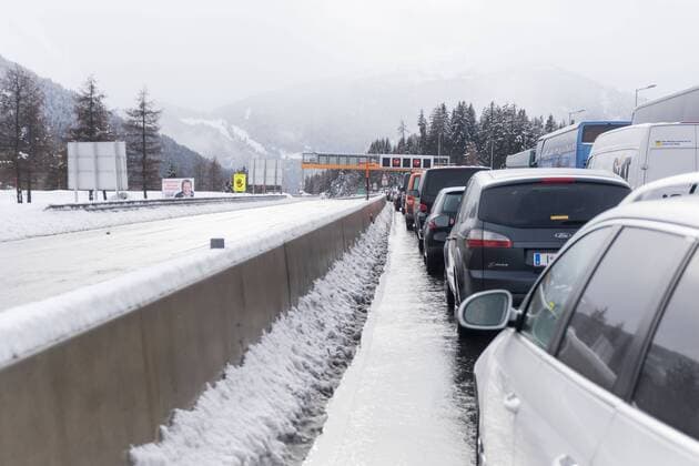 News Themen der Woche KW05 02.02.2019, Stau auf der Brenner-Autobahn Richtung Italien. . . (Stau, Verkehrsstau, stockender, Stillstand, Verkehrsfluss, zäher, Verkehr, fliessender, fließender, fliessend, zäh, fließend, zähfliessender, zähfließender, zähfliessend, zaeh, zaehfließend, zaehfliessender, zaehfließender, zaehfliessend, Auto, Kraftfahrzeug, KFZ, Fahrzeug, Automobil, Autoverkehr, Strassenverkehr, Straßenverkehr, fortbewegen Fortbewegungsmittel, Individualverkehr, Individualverkehrsmittel, Verkehrsmittel, Mobil, Mobilität, Mobilitaet, Strasse, Straße, Verkehrsstrasse, Infrastruktur, Fahrbahn, Autobahn, Bundesautobahn, BAB, Fernverkehrsstraße, Schnellverkehr, Fernverkehr, Fernverkehrsstrasse, Fernstraße, Fernstrasse, Brenner, Brenner AUtobahn, Pass, Passstrasse, Strassenschild, Schild, Hinweisschild, beschildert, Beschilderung, Verkehrsschild, Strassenverkeh