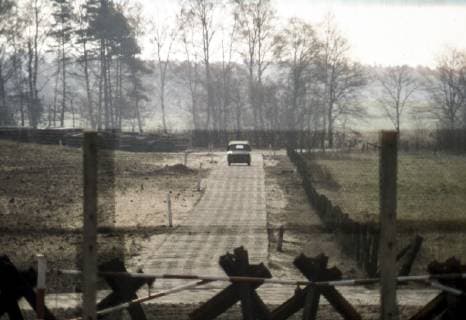 Grenzsperranlage und Grenzmetallzaun an der Staatgrenze zur Deutschen Demokratischen Republik. Bad Bodenteich, 31.01.1980