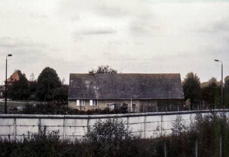 Grenzsperranlage und DDR-Bauernhof an der Staatgrenze zur Deutschen Demokratischen Republik. Bad Bodenteich, 31.01.1980