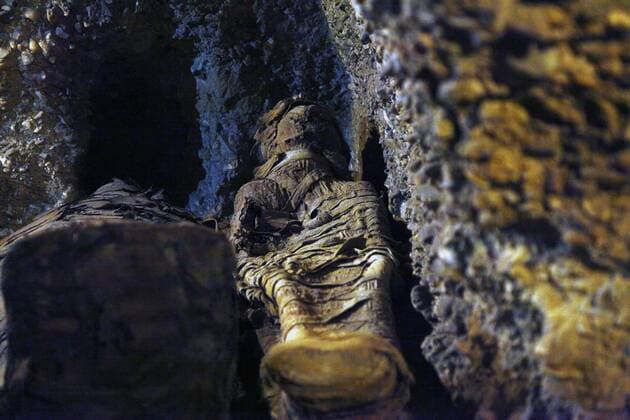 News Themen der Woche KW05 News Bilder des Tages (190202) -- MINYA, Feb. 2, 2019 -- A mummy is seen inside the newly excavated tombs in Tuna el-Gebel necropolis of Minya province south of the capital Cairo, Egypt, Feb. 2, 2019. The Egyptian minister of antiquities announced on Saturday the discovery of three ancient tombs with more than 40 well-preserved mummies in Tuna el-Gebel necropolis of Minya Province south of the capital Cairo. ) EGYPT-MINYA-ANCIENT TOMBS-EXCAVATION AhmedxGomaa 