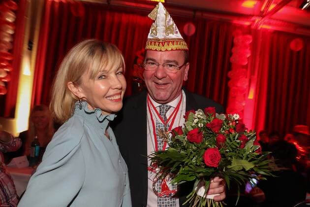 Entertainment Themen der Woche Entertainment Bilder des Tages Hannover, 02.02.2019, Gala Prunksitzung der Leinespatzen mit Verleihung des Goldenen Spatzen an Innenminister des Landes Niedersachsen Boris Pistorius, mit Lebensgefährtin Doris Schröder Köpf, *** Hanover 02 02 2019 Gala Splendid ceremony of the Leinespatzen with award of the Golden Sparrow to the Minister of the Interior of Lower Saxony Boris Pistorius with his partner Doris Schröder Köpf