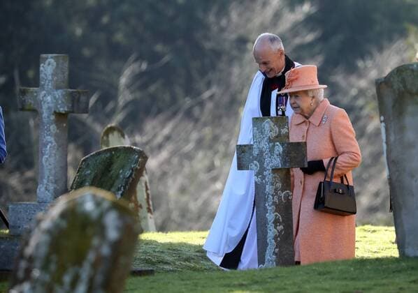 Entertainment Themen der Woche Entertainment Bilder des Tages HM Queen Elizabeth II attends Sunday morning service at St Peter and St Paul church at West Newton, Norfolk, on February 3, 2019. 