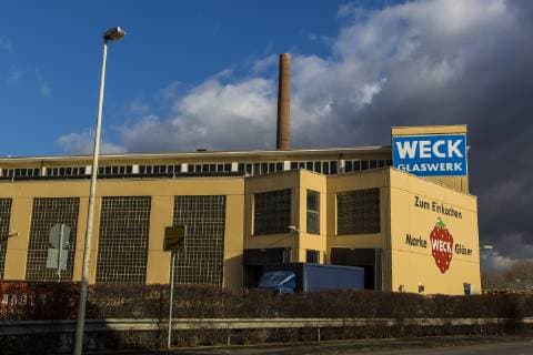Die J. Weck GmbH u. Co. KG ist ein Hersteller von gewindelosen Gläsern zur Haltbarmachung, Bevorratung und Herstellung von Speisen mittels Einkochen. Die Produkte auch Einweck- oder Weck-Gläser genannt. Bei der Tochtergesellschaft Weck Glaswerk GmbH in Bonn ( im Bild ) werden Weißglasverpackungen für Getränke, Nahrungsmittel sowie Sondergläser produziert. Fabrik der Firma Weck *** J Weck GmbH u Co KG is a manufacturer of non-threaded glasses for preserving food Storage and production of food by boiling down The products are also known as Weck or Weck glasses The picture shows the subsidiary Weck Glaswerk GmbH in Bonn producing white glass packaging for beverages Food as well as special glasses Factory of the company Weck
