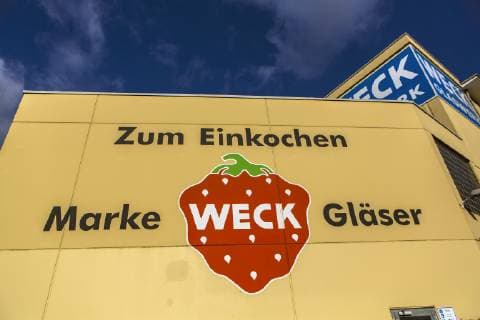 Die J. Weck GmbH u. Co. KG ist ein Hersteller von gewindelosen Gläsern zur Haltbarmachung, Bevorratung und Herstellung von Speisen mittels Einkochen. Die Produkte auch Einweck- oder Weck-Gläser genannt. Bei der Tochtergesellschaft Weck Glaswerk GmbH in Bonn ( im Bild ) werden Weißglasverpackungen für Getränke, Nahrungsmittel sowie Sondergläser produziert. Fabrik der Firma Weck *** J Weck GmbH u Co KG is a manufacturer of non-threaded glasses for preserving food Storage and production of food by boiling down The products are also known as Weck or Weck glasses The picture shows the subsidiary Weck Glaswerk GmbH in Bonn producing white glass packaging for beverages Food as well as special glasses Factory of the company Weck