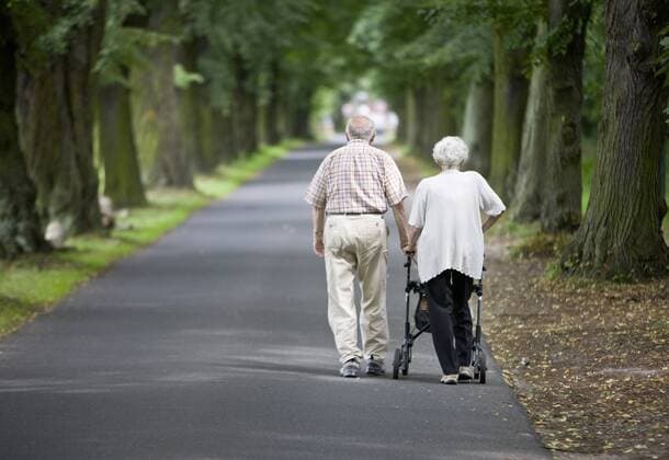 Ehepaar geht eine Allee entlang . Potsdam , Deutschland Aged Couple . Potsdam , Germany 30.07.2009 , KEIN MODEL RELEASE vorhanden , NO MODEL RELEASE , Potsdam DEU Deutschland *** Married couple walks an avenue along Potsdam Germany Aged Couple Potsdam Germany 30 07 2009 NO MODEL RELEASE available NO MODEL RELEASE Potsdam DEU Germany Copyright: xThomasxTrutschel photothek.netx