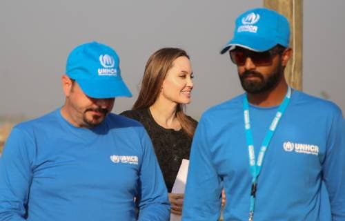 Angelina Jolie besucht Rohingya-Flüchtlingslager February 5, 2019 - Cox S Bazar, Bangladesh - Hollywood actress Angelina Jolie returns after visiting a school at Kutupalong refugee camp in Cox s Bazar, Bangladesh, Tuesday, Feb. 5, 2019. - Hollywood superstar Angelina Jolie visited a Rohingya refugee camp in Bangladesh on February 5 ahead of a new UN appeal for nearly one billion dollars to look after the refugee influx. Cox S Bazar Bangladesh  - ZUMAn230 20190205_zaa_n230_150 Copyright: xSonyxRamanyx