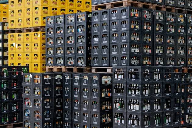 Neue Mehrwegsysteme für den Getränkemarkt. Bundesumweltministerin Svenja Schulze informierte sich bei einem Besuch der Essener Privatbrauerei Jacob Stauder GmbH & Co KG über moderne Mehrwegsysteme bei Getränken. Der Besuch der Ministerin erfolgte im Rahmen der vom Bundesumweltministerium (BMU) initiierten Anti-Wegwerf-Kampagne. Im Bild gestapelte Bierkisten mit Fremdflaschen auf dem Hof der Brauerei. Essen Nordrhein-Westfalen Deutschland