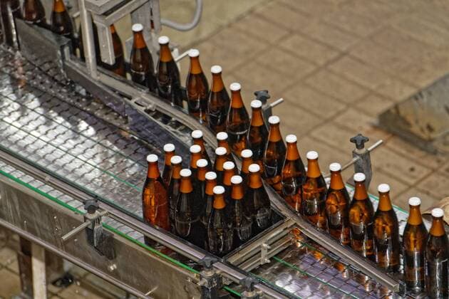 Neue Mehrwegsysteme für den Getränkemarkt. Bundesumweltministerin Svenja Schulze informierte sich bei einem Besuch der Essener Privatbrauerei Jacob Stauder GmbH & Co KG über moderne Mehrwegsysteme bei Getränken. Der Besuch der Ministerin erfolgte im Rahmen der vom Bundesumweltministerium (BMU) initiierten Anti-Wegwerf-Kampagne. Im Bild Bierflaschen nach der Abfüllung. Essen Nordrhein-Westfalen Deutschland
