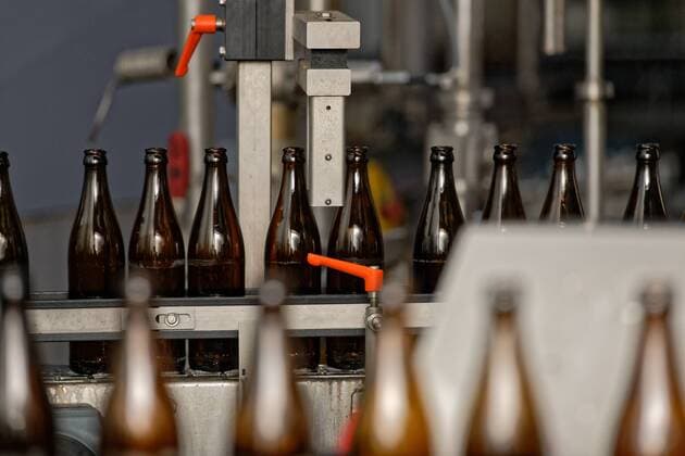 Neue Mehrwegsysteme für den Getränkemarkt. Bundesumweltministerin Svenja Schulze informierte sich bei einem Besuch der Essener Privatbrauerei Jacob Stauder GmbH & Co KG über moderne Mehrwegsysteme bei Getränken. Der Besuch der Ministerin erfolgte im Rahmen der vom Bundesumweltministerium (BMU) initiierten Anti-Wegwerf-Kampagne. Im Bild Kontrolle der gereinigten Flaschen auf dem Weg zur Abfüllung. Essen Nordrhein-Westfalen Deutschland