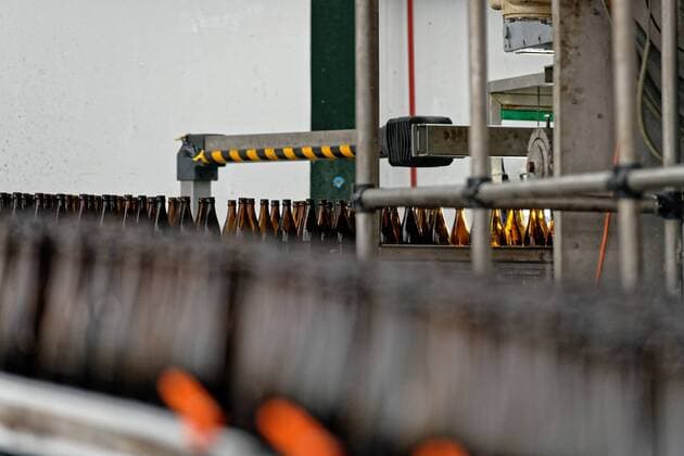 Neue Mehrwegsysteme für den Getränkemarkt. Bundesumweltministerin Svenja Schulze informierte sich bei einem Besuch der Essener Privatbrauerei Jacob Stauder GmbH & Co KG über moderne Mehrwegsysteme bei Getränken. Der Besuch der Ministerin erfolgte im Rahmen der vom Bundesumweltministerium (BMU) initiierten Anti-Wegwerf-Kampagne. Im Bild Kontrolle der gereinigten Flaschen auf dem Weg zur Abfüllung. Essen Nordrhein-Westfalen Deutschland