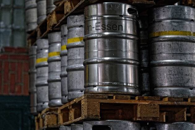 Neue Mehrwegsysteme für den Getränkemarkt. Bundesumweltministerin Svenja Schulze informierte sich bei einem Besuch der Essener Privatbrauerei Jacob Stauder GmbH & Co KG über moderne Mehrwegsysteme bei Getränken. Der Besuch der Ministerin erfolgte im Rahmen der vom Bundesumweltministerium (BMU) initiierten Anti-Wegwerf-Kampagne. Im Bild Bierfässer der Brauerei. Essen Nordrhein-Westfalen Deutschland