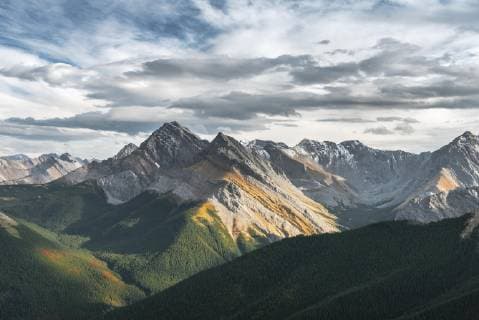 IMAGO Nature: Unsere Erde, Naturschutz, Naturschutzgebiete in Nordamerika Bilder der Erde Panoramablick auf Berglandschaft, Gipfel mit orangen Sulphurablagerungen, unberührte Natur, Sulphur Skyline, bei Miette Hotsprings, Jasper Nationalpark, British Columbia, Kanada, Nordamerika *** Panoramic view on mountain landscape summit with orange sulphur deposits untouched nature Sulphur skyline near Miette Hotsprings Jasper National Park British Columbia Canada North America Copyright: imageBROKER/MoritzxWolf ibxmmw04829937.jpg