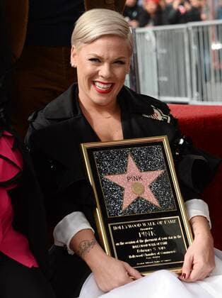 Entertainment Themen der Woche KW06 Entertainment Bilder des Tages Singer and songwriter Pink, whose real name is Alecia Beth Moore holds a replica plaque during an unveiling ceremony honoring her with the 2,656th star on the Hollywood Walk of Fame in Los Angeles on February 5, 2019.  LAP2019020501 JIMxRUYMEN
