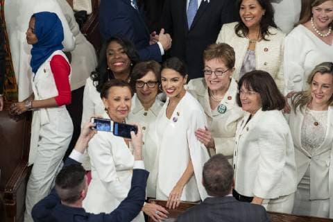 Berühmte Feministinnen, Alexandria Ocasio-Cortez Entertainment Bilder des Tages Women congress members flank Rep. Alexandria Ocasio-Cortez as they await the arrival of President Donald Trump for his State of the Union address to a joint session of Congress in the House Chamber of the U.S. Capitol in Washington, DC on February 5, 2019. The women are in white in support of Women s Suffrage.  WAP2019020514 PATxBENIC