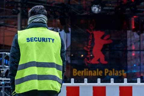 Verlegung des Roten Teppichs, der in diesem Jahr umweltfreunldich produziert wurde, vor dem Berlinale Palast am Potsdamer Platz anlässlich der 69. Internationalen Filmfestspiele Berlin snapshot-photography F.Boillot