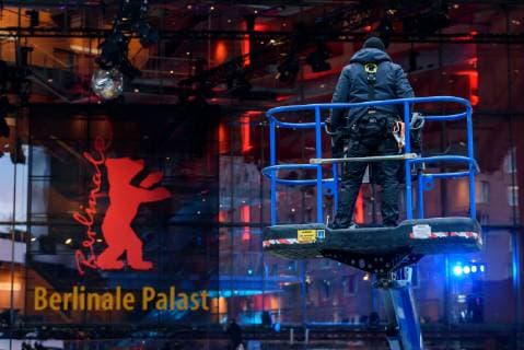 Verlegung des Roten Teppichs, der in diesem Jahr umweltfreunldich produziert wurde, vor dem Berlinale Palast am Potsdamer Platz anlässlich der 69. Internationalen Filmfestspiele Berlin snapshot-photography F.Boillot